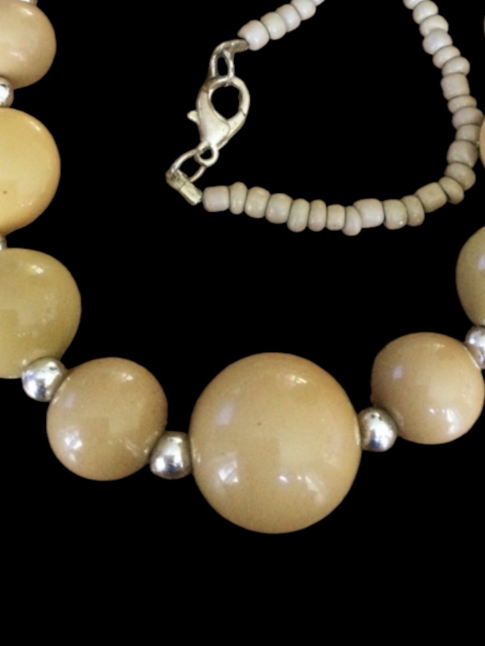 Vintage 1970s Graduated Beige/Tan Lucite Beaded Necklace w/ Silver Spacers - Picture 11 of 12